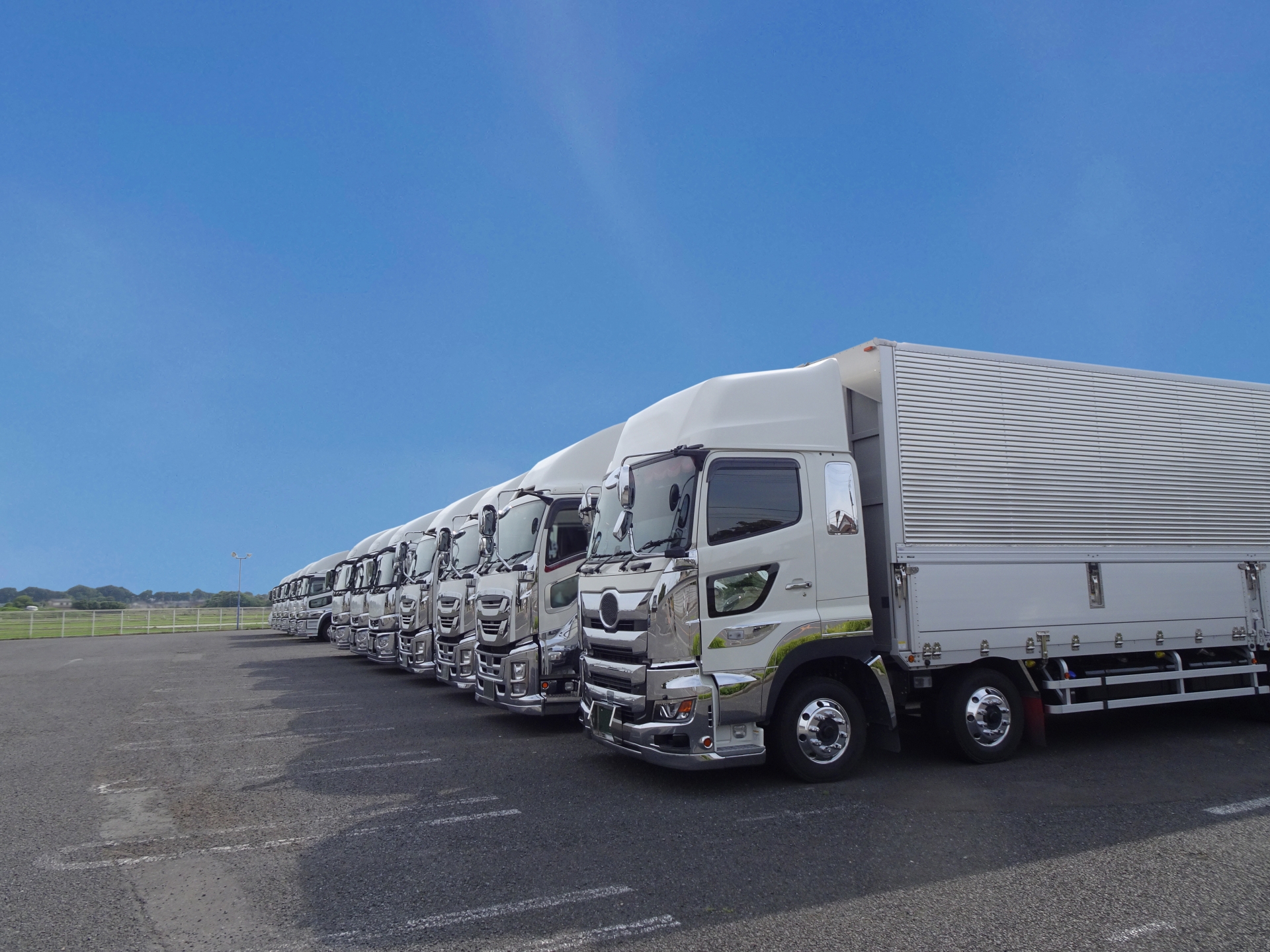 カワナミ運送トラック